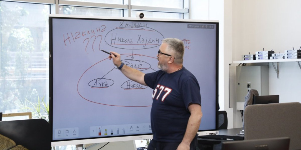 Kude si Žaklina, čija si ti, gde da te upišemo? Vučićević predstavio porodično stablo Hajdin, šou u Kolegijumu (VIDEO)