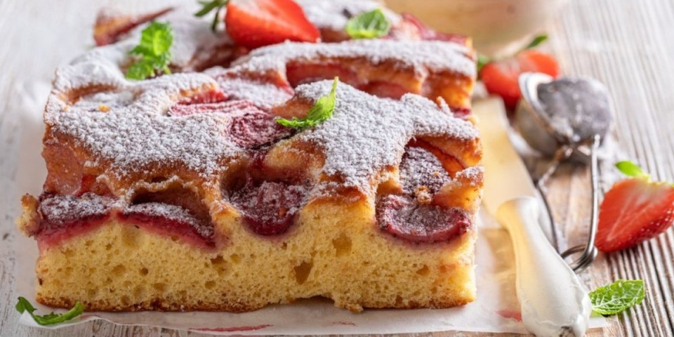 Kolač od jagoda koji oduševljava ukusom: Jednostavan recept za desert koji nestaje za minut (VIDEO)