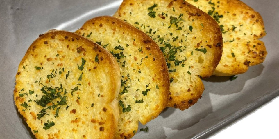 Hrskavi hleb sa namazom od belog luka i paprike: Jeli su ga naši stari, a danas ga svi traže uz roštilj