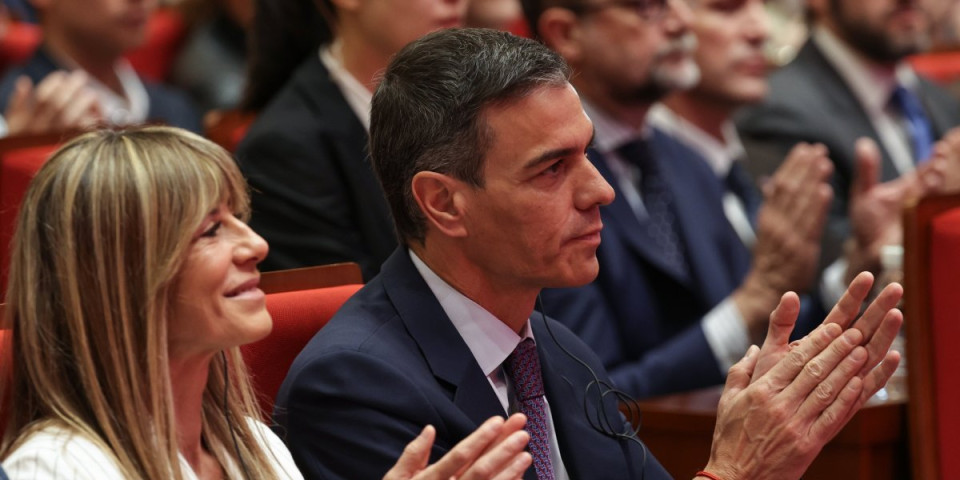 Haos u Madridu: Aktivista jurio premijerovu ženu po ulici, ona pobegla u taksi! Pogledajte snimak o kojem bruji svet! (VIDEO)