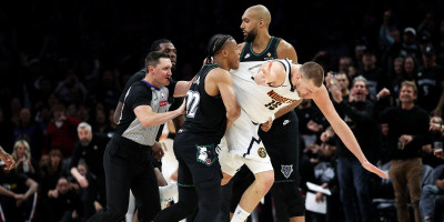 Šta bi ovo? Haos na meču Denvera! Jokić se sukobio s pola tima Minesote, malo falilo da izbije masovna tuča