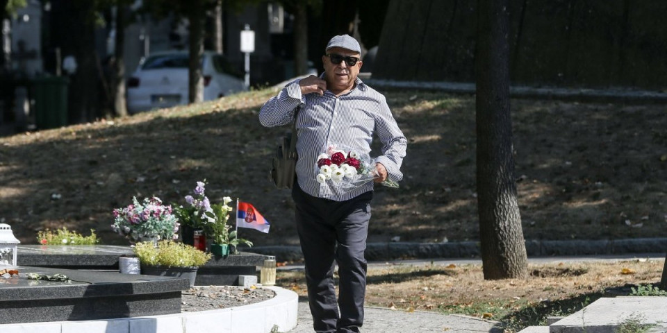 Bivša supruga poznatog pevača izvršila samoubistvo - Za njenu smrt saznao slučajno