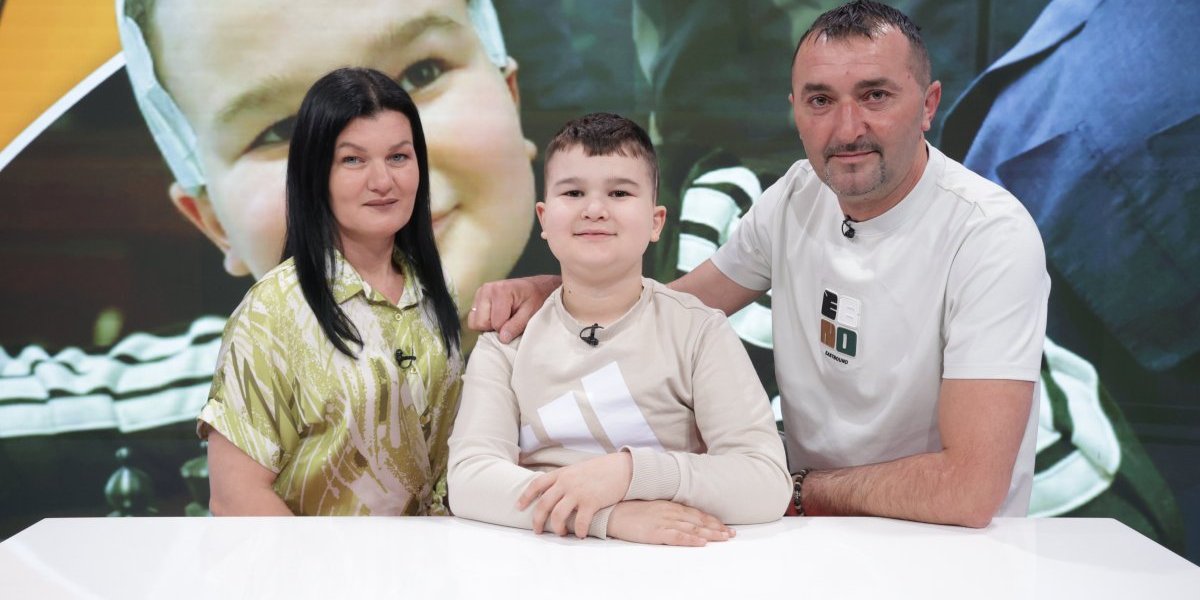 Andrija sa mamom i tatom