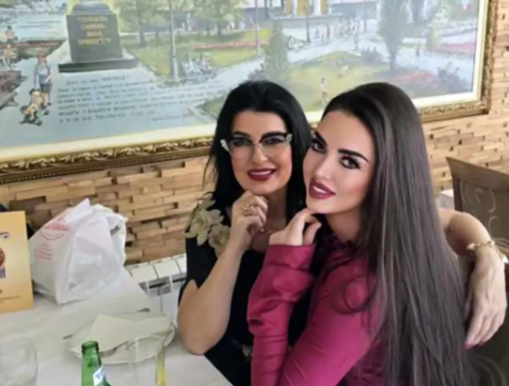 Ćerka naše folkerke diplomirala fiziku, a izgleda kao model - Fotografijama usijala mreže