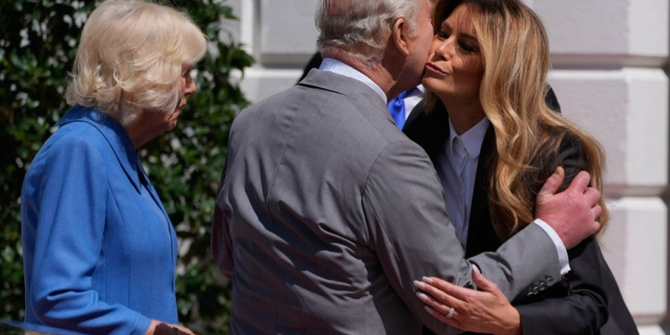 Varničilo na crvenom tepihu: Čarls i Melanija prisniji nego ikad - skrivena poruka zapalila javnost (FOTO)