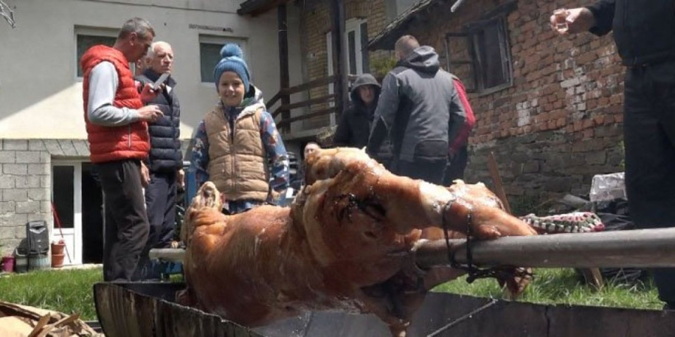 Ovo je neverovatno: Evo kako se proslavlja Prvi maj na ivanjičkim brdima (FOTO/VIDEO)