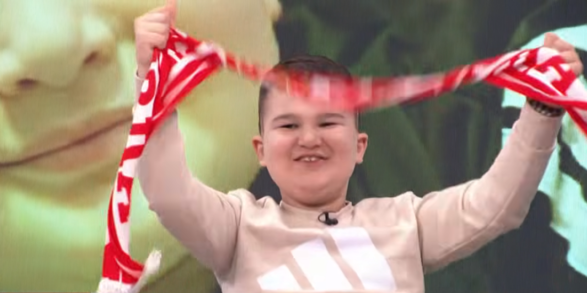 Mali Andrija dobio šal Crvene zvezde u redakciji Informera