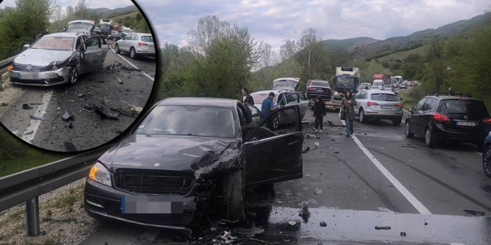 Sedam osoba povređeno, učestvovala četiri vozila: Novi detalji nezgode kod Raške (FOTO/VIDEO)