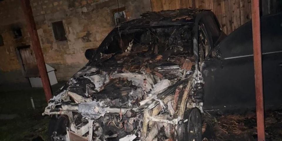 Blokaderski teror u Magliću! Zapaljen auto u dvorištu, dan ranije isečene sve četiri gume - dva napada za 24 sata, gde su institucije? (FOTO/VIDEO)