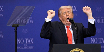 (VIDEO) Melanija u zemlju da propadne! Tramp zgrozio javnost sramotnim performansom: I ovo je predsednik Amerike?