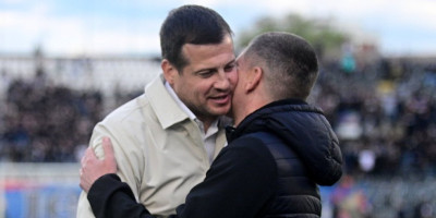 (VIDEO) Ovo niste videli u TV prenosu! Pogledajte šta je Lalatović uradio pre pozdrava navijačima Partizana