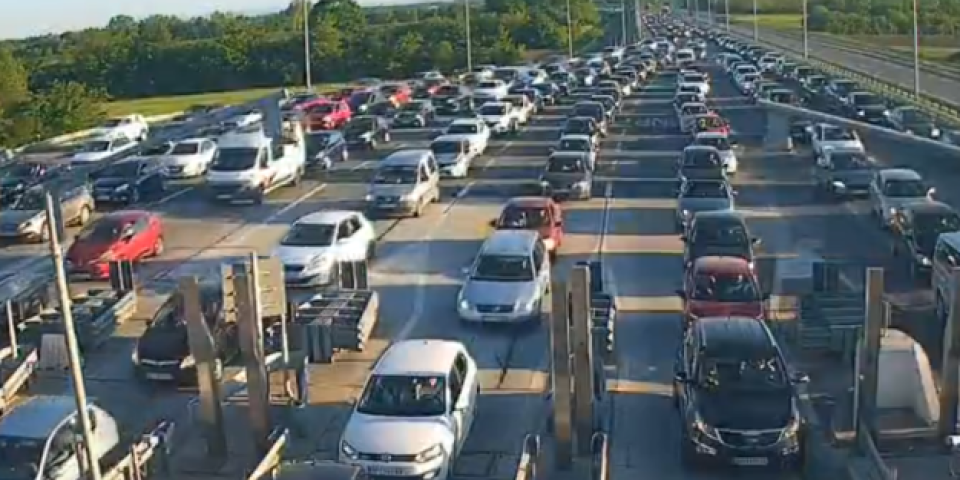 Ljudi, da li je ovo moguće? Granični prelazi blokirani, Srbi ne mrdaju, a tek autoput... (FOTO/VIDEO)