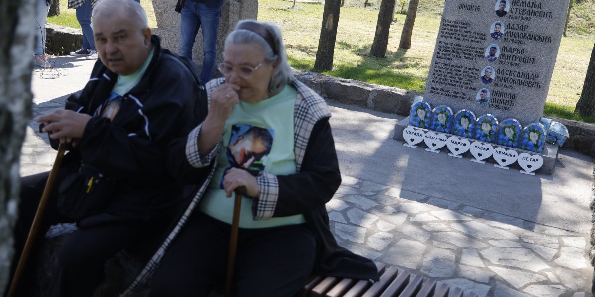 Suze na pomenu