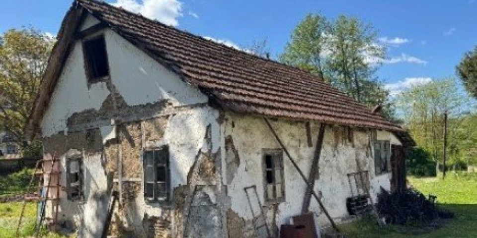 Bosiljčić objavio sliku svoje trošne kuće: Fasada otpada, zidovi ispucali (FOTO)