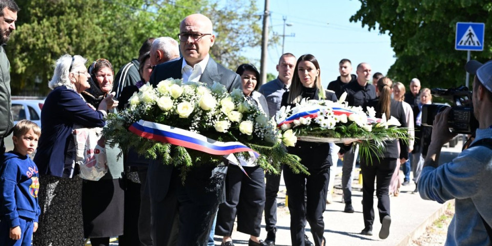 Vučević i Mesarović položili vence i stali kraj neutešnih roditelja - Pomen ubijenima u Duboni i Malom Orašju