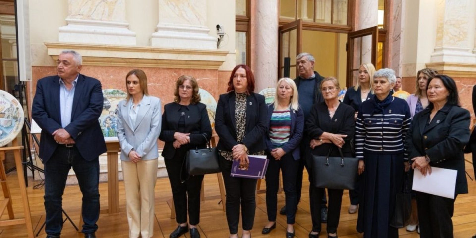 Đurđević otvorila izložbu "Sećanja": Srbija neće odustati od traganja za istinom
