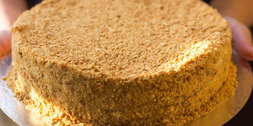 Medena torta bez rerne: Medovik iz tiganja koja osvaja na prvi zalogaj
