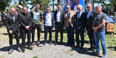 Delegacija FSS odala počast žrtvama u Malom Orašju: „Teško je pronaći reči, ova bol pogađa sve“ (FOTO)