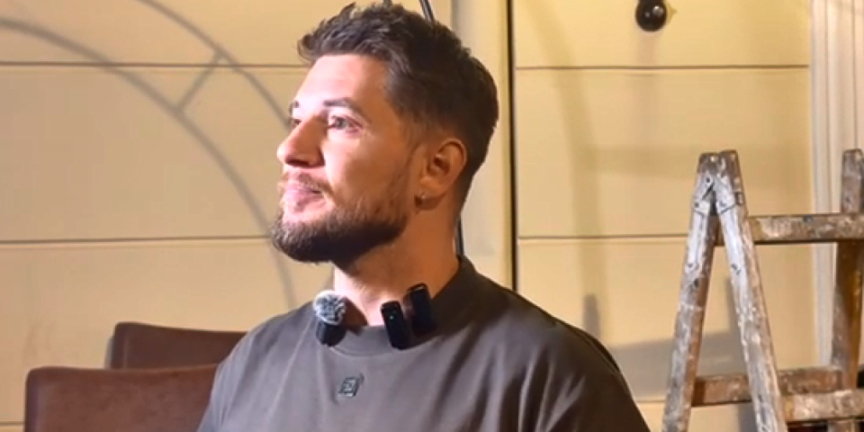 "Plaši me menjanje pelena": Pevač čeka dete s pet godina starijom, otkrio gde će se poroditi