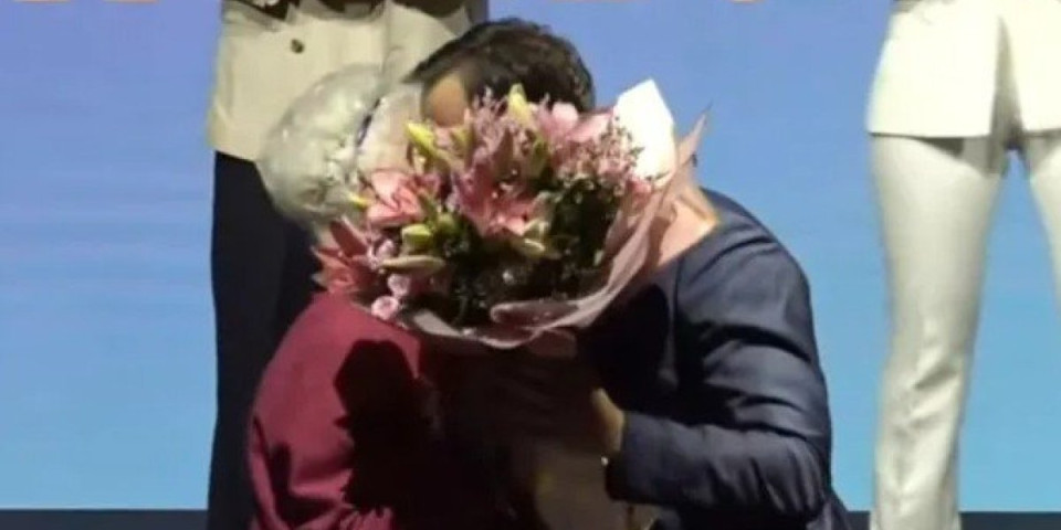 Ovo je najstarija Ekspo volonterka: Siniša Mali joj uručio znak pažnje (FOTO)