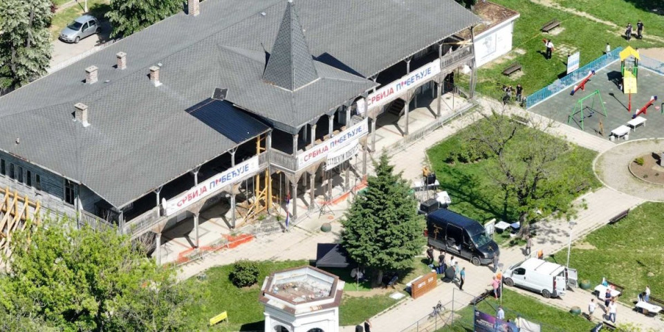 Ovima su vrane mozak popile: Blokaderi u Kragujevcu traže uklanjanje banera ''Srbija pobeđuje''