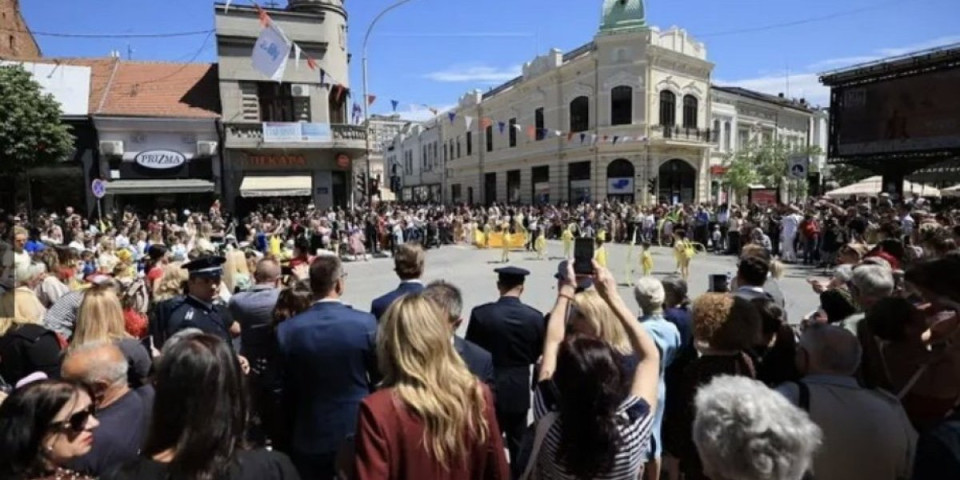 Spektakl u Šumadiji: Njih dvoje na čelu kolone (VIDEO)