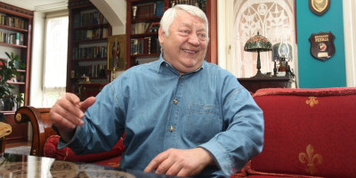 "Čuvam neke tajne kad krenem onom gore na istinu..." Došlo vreme da i čika Cvele ogoli i odmori dušu...
