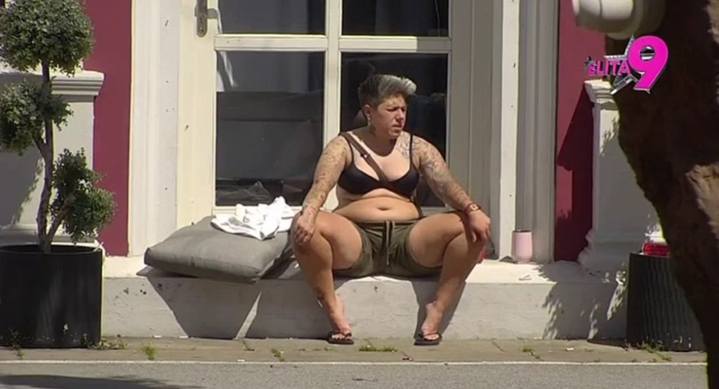 Matora se skinula u kupaći: Svi gledaju u njene bujne grudi (FOTO)
