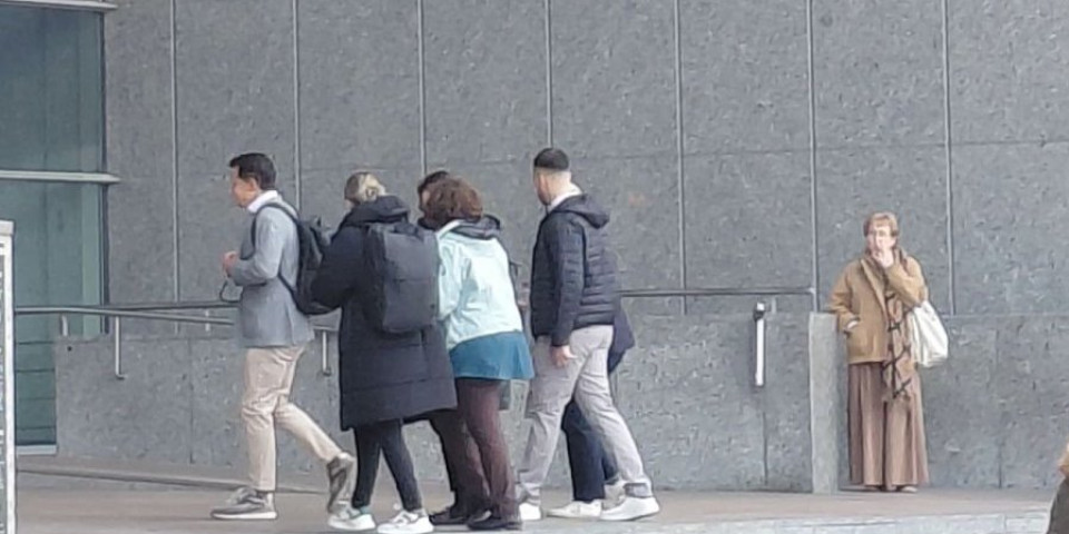 Ovi zgubidani su danas uhvaćeni ispred zgrade EP: Ćaskali sa Piculom, najavili Đokića... (FOTO)