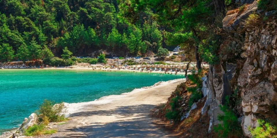 Srbi gledaju i ne veruju: Da li je ovo najjeftinija plaža u Grčkoj? Za 5 evra dobijete sve (FOTO)