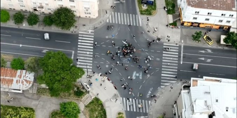 Načisto pukli! Šačica zgubidana došla da brani Gandija (VIDEO)