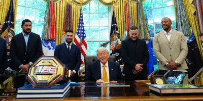 Tramp ugostio UFC borce i najavio spektakl u Beloj kući: Šampionski pojas "urkao šou" (FOTO GALERIJA)
