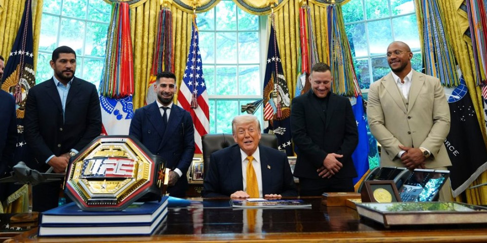 Tramp ugostio UFC borce i najavio spektakl u Beloj kući: Šampionski pojas "urkao šou" (FOTO GALERIJA)