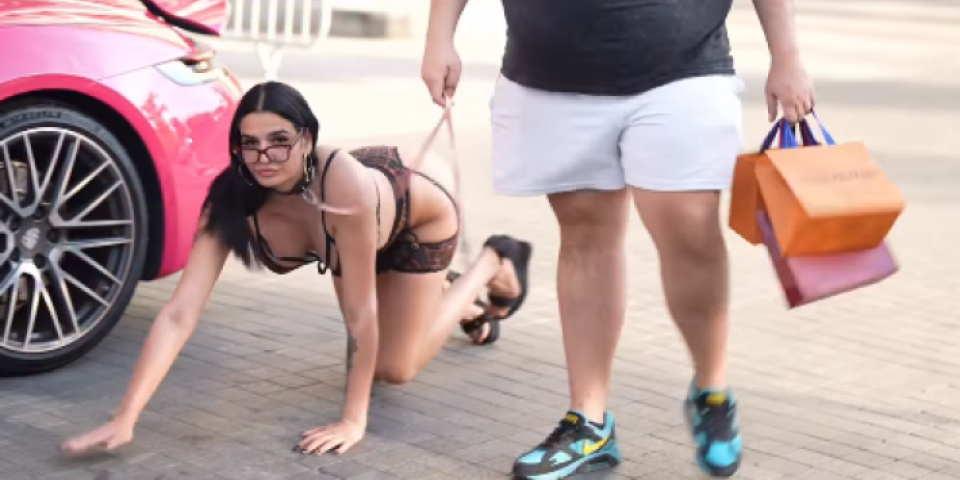 Polugola, na lancu kao džukela: U halterima i vešu puzi po Beogradu na vodi (FOTO)