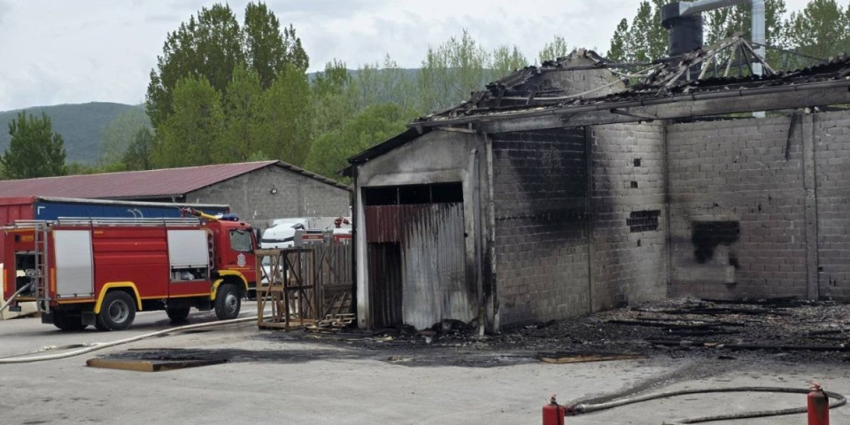 Prve slike požara u Svrljigu: Fabrika izgorela do temelja (FOTO)