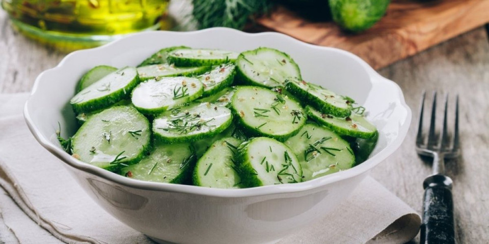 Salata od krastavca kao iz kafane: 1 sastojak menja sve, a skoro niko ga ne dodaje