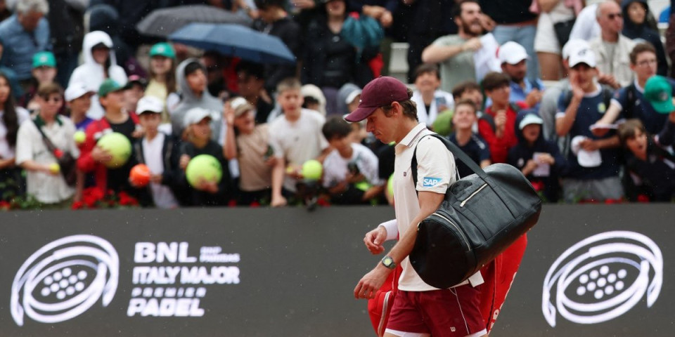 Senzacija u Rimu: Osmi teniser sveta ne može da se sastavi, izbacio ga 106. na ATP listi