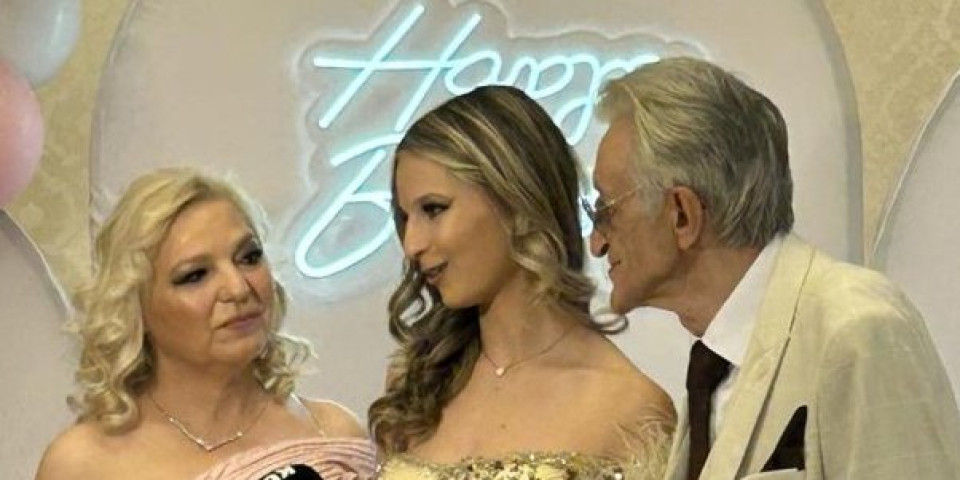 Ovo su ćerka i žena Mirka Kodića! Rebeka slavi 18. rođendan u haljini s perjem