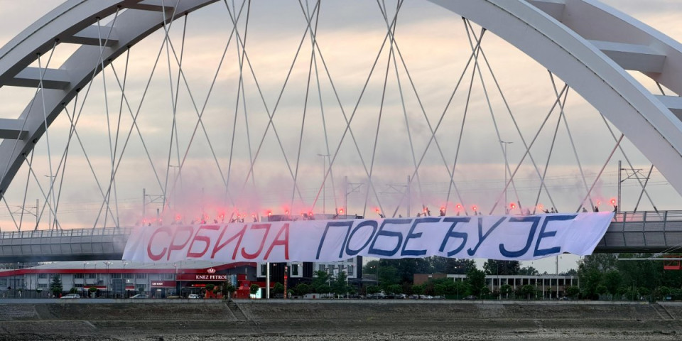 Prelepa scena u Novom Sadu: Baklje i transaprent "Srbija pobeđuje" na Žeželjevom mostu (FOTO)