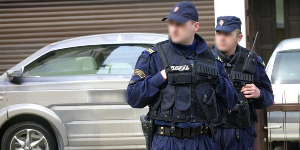 Može li bizarnije od ovoga?! Gađali komšinicu kamenjem, pa jedan krvnički ujeo policajca