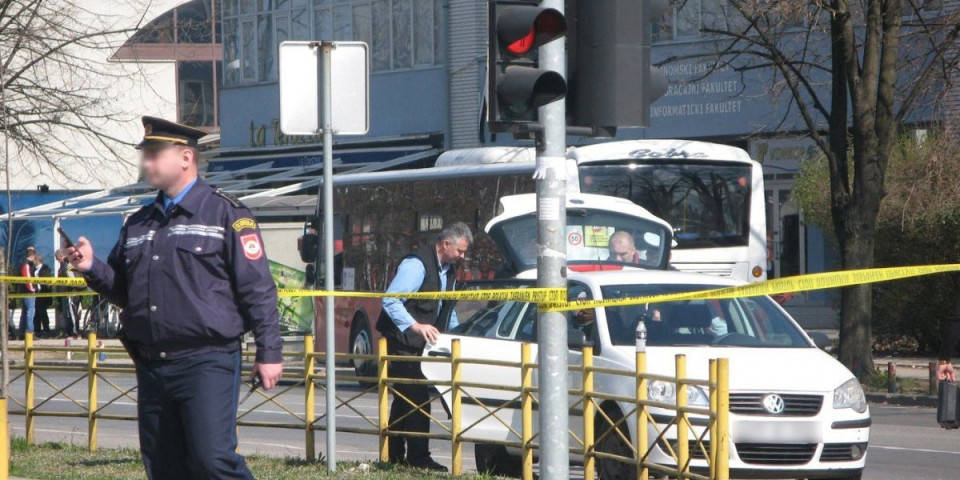 Udes u prestonici: Mladić izgubio kontrolu pa udario u policajca na motoru - povređeni hitno prevezen u bolnicu