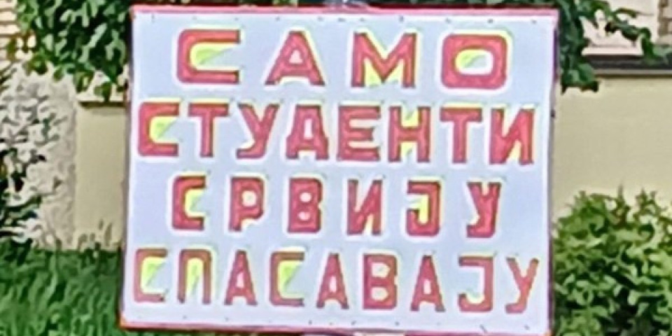Paradoks "podrške studentima": Nepropisno parkiranje, nepismeni transparenti i bekstvo Marinike