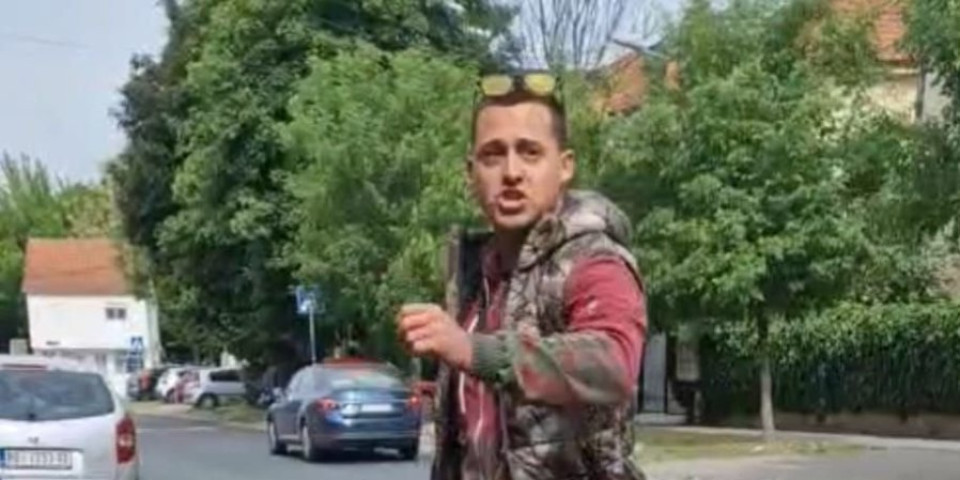 "K***etino jedna, p***u bi prodala za pare": Blokader izvređao mirne SNS aktiviste (VIDEO)