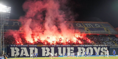 (VIDEO) Gori "Maksimir"! "Torcida" zapalila čuvenu zastavu "bed blu bojsa" uoči derbija, haos u Zagrebu
