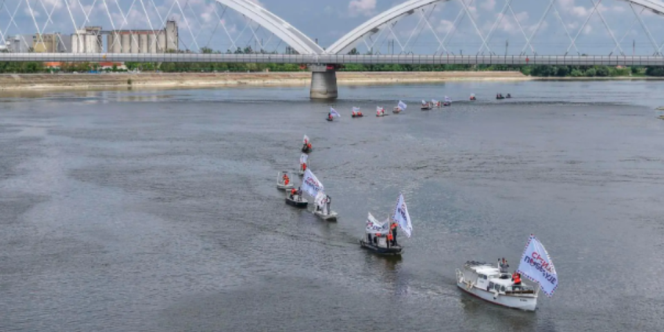 Novi Sad obeležio Dan pobede kako dolikuje! Desetine čamaca uz poruku"Srbija pobeđuje" prodefilovalo Dunavom (FOTO/VIDEO)