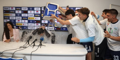 Fudbaleri Železničara prosuli kofu vode na trenera: Gori Pančevo posle istorijskog uspeha "dizelke" (VIDEO)