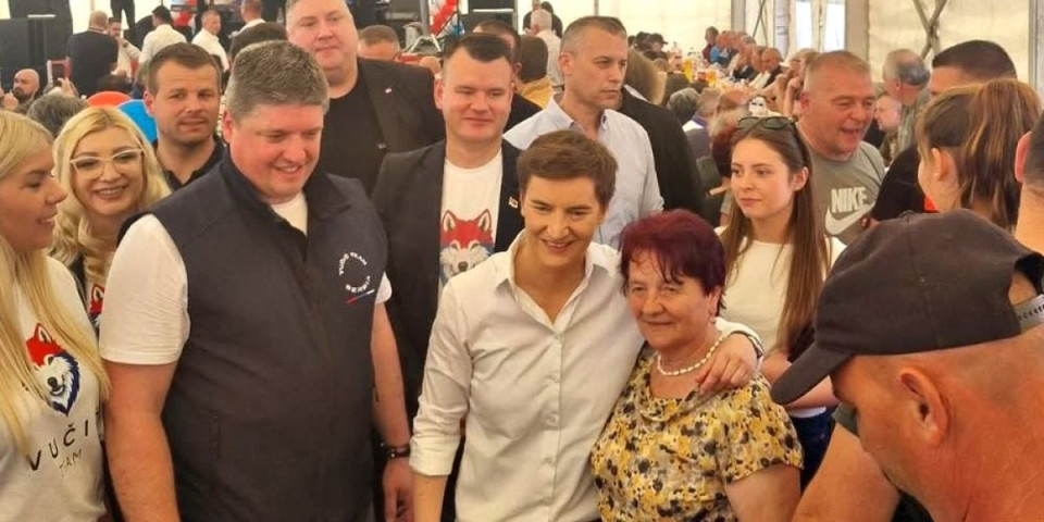 Ana Brnabić posetila Drenovac: Pogledajte kako ju je dočekao narod (FOTO)