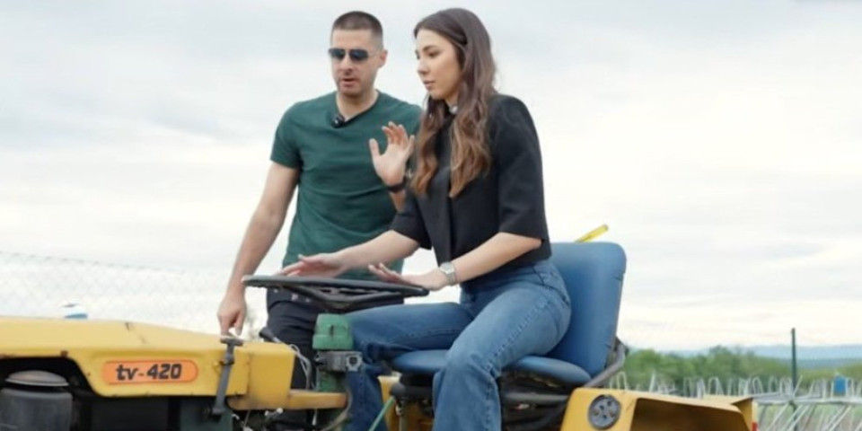 (VIDEO) Ups! Urnebesna nezgoda na traktoru - Prelepa Aleksandra se sudarila, čuveni igrač Partizana u šoku