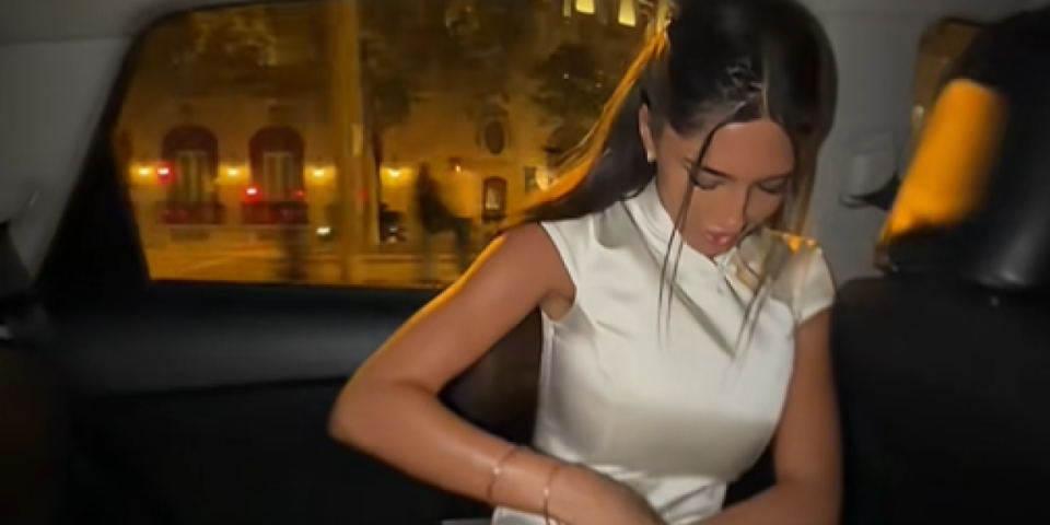 Uvija se i pokazuje gaćice! Ćerka bogataša otkrila intimu i to u taksiju, Srbi na aparatima