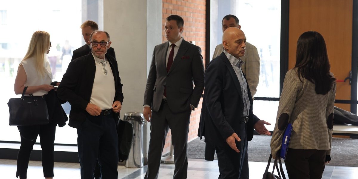 Roditelji žrtava čekaju pred sudom
